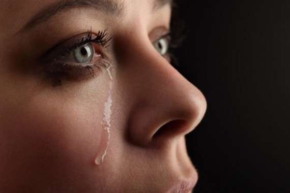 ImprendiNews – Giovane donna con una lacrima sul viso