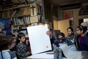 ImprendiNews – Gribaudo nel suo studio con dei ragazzi