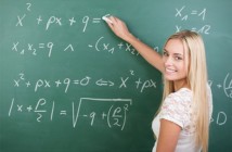 ImprendiNews – Giovane ragazza che scrive formule di matematica ad una lavagna