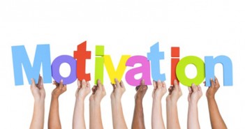 ImprendiNews – Come posso motivare me stesso – Mani che reggono le l'etere della scritta Motivation
