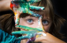 ImprendiNews – Creatività e Business: bambina che prova l'inquadratura con le mani sporche di colore