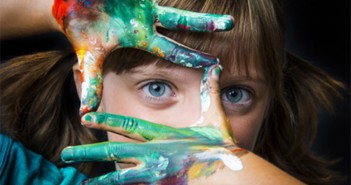 ImprendiNews – Creatività e Business: bambina che prova l'inquadratura con le mani sporche di colore