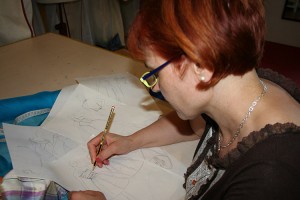 ImprendiNews – Francesca Surace mentre disegna un bozzetto
