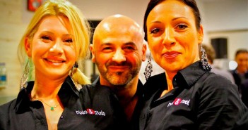 ImprendiNews – Bar Nudo & Crudo, Andrea Voltarel con le bariste del bar prosciutteria Nudo & Crudo