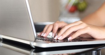 ImprendiNews – Copywriter, mani di donna che scrivono su un portatile