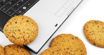 ImprendiNews – Cookie Law, l'immagine mostra dei biscotti – dei cookie – a ridosso di un portatile