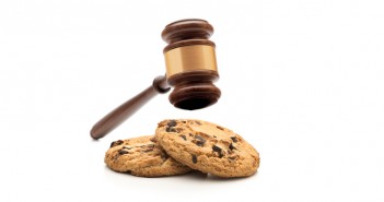ImprendiNews – Cookie Law, l'immagine mostra un martelletto da giudice in procinto di schiacciare due biscotti, due cookie